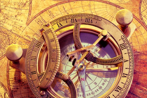 Oude Kompas Met Oude Kaart Achtergrond — Stockfoto