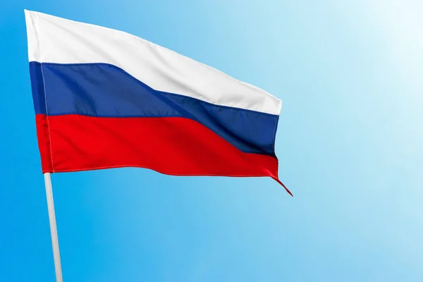 Російський Прапор Проти Блакитного Неба — стокове фото