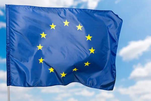 Flaga Europejska Macha Tle Niebieskiego Nieba — Zdjęcie stockowe