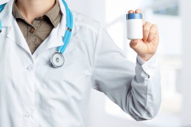 Holding hap Doktor, yakın çekim