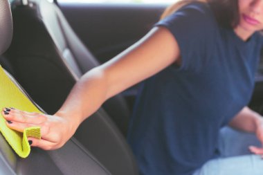 El araba temizlik mikrofiber bezle yakın çekim