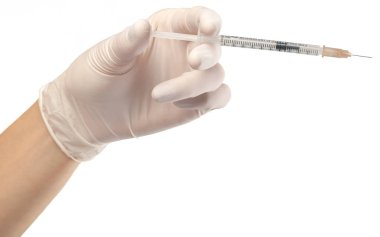 Eldeki şırınga beyaza izole edildi