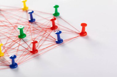 nötr arka plan üzerinde renkli itme pimleri