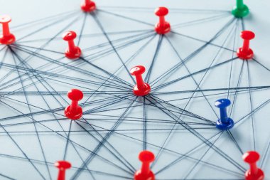 nötr arka plan üzerinde renkli itme pimleri