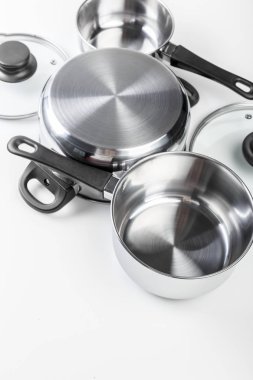 Beyaz arka plan üzerinde izole paslanmaz çelik tencere