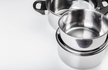 Beyaz arka plan üzerinde izole paslanmaz çelik tencere