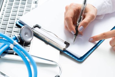 Doktor reçete pil yazıyor