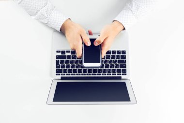 işadamı dizüstü bilgisayar ve akıllı telefon kullanıyor 
