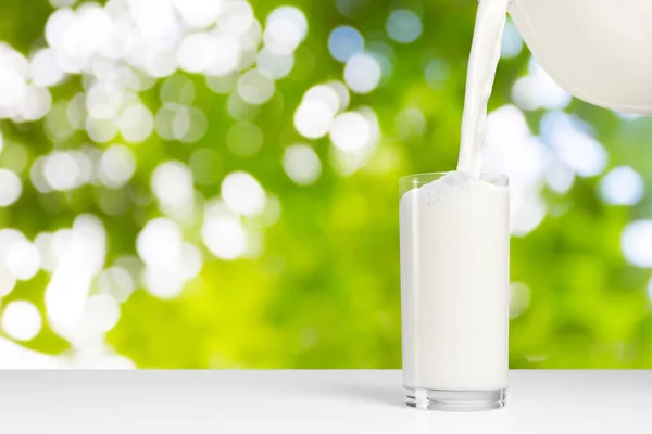 Ein Glas Milch Auf Natürlichem Hintergrund — Stockfoto