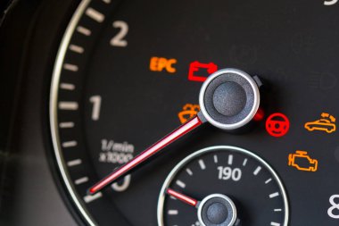 Araba gösterge paneli, yakın 