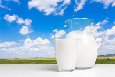 Biraz süt ile sürahi