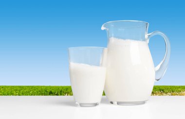 Biraz süt ile sürahi