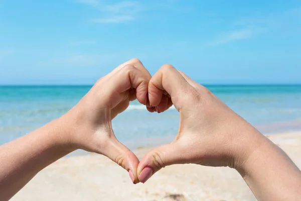 Χέρια Γυναίκας Καθιστώντας Σχήμα Καρδιά Στην Παραλία — Φωτογραφία Αρχείου