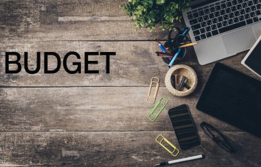 Ofis, banka donatımı ve gadget'lar metin ile ahşap bir masa üzerine karışımı