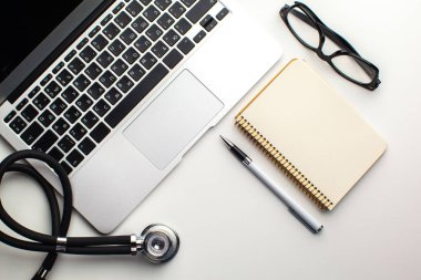 bilgisayar klavyesindeki sağlık stetoskop 