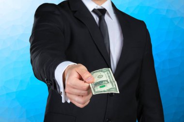 Tanınmayan işadamı doları banknot gösterir