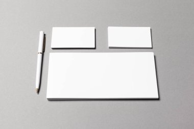 Gri arka plan üzerine alay