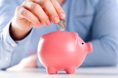 piggy banka para koyarak adam
