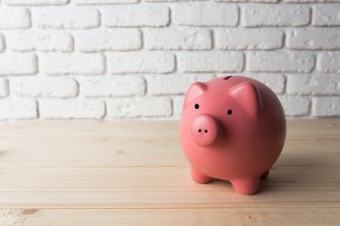 Kumbara beyaz tuğla duvar arka plan üzerinde