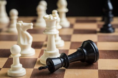 Siyah arkaplanda satranç taşları