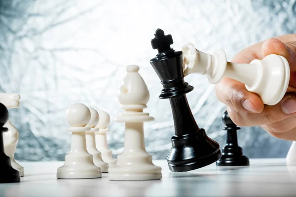 Hand Eines Geschäftsmannes Beim Schachspielen — Stockfoto