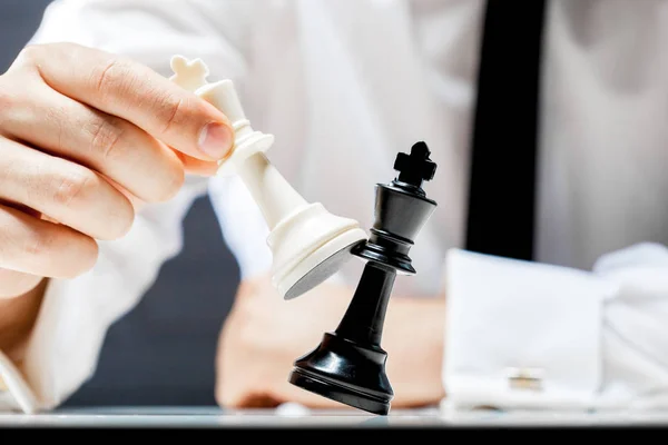Рука Бизнесмена Играющего Шахматы — стоковое фото