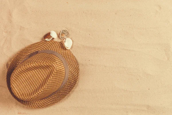 Chapéu Verão Colocado Praia Areia Tropical — Fotografia de Stock