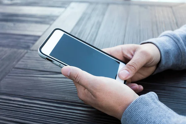 Mann Benutzte Ein Handy — Stockfoto