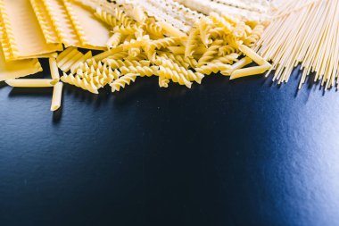 Siyah ahşap zemin üzerine ham spagetti