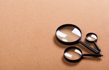 kahverengi Pano ve Büyüteç