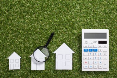 Büyüteç ile kağıt evi