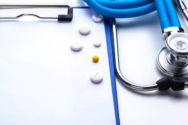 Boş reçete steteskopla masada yatıyor.