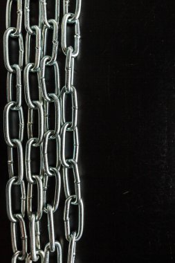 Siyah arka plan üzerine güçlü zincirleri