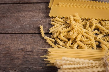 Karışık makarna ahşap masa arka plan üzerine