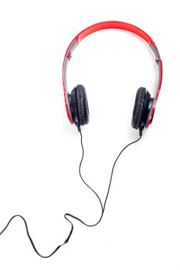 Beyaz arkaplanda izole kulaklıklar