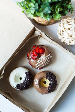 Üstten görünüm kutusunda farklı Donuts