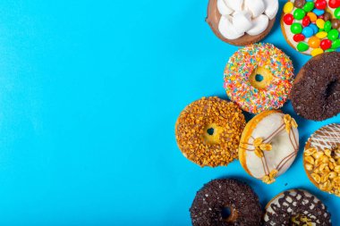 Mavi bir arka plan üzerinde çeşitli börekler