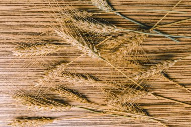 ahşap zemin üzerinde buğday