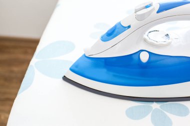 Hafif ev içi arka planda ütü tahtası