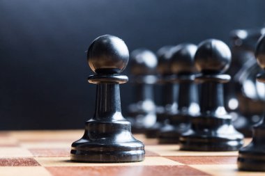 bir satranç tahtası üzerinde ayarla satranç taşları görmek