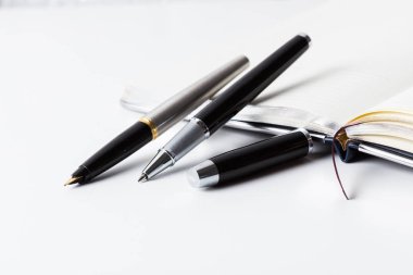 Kalem ve defter üzerinde Ofis masaları 