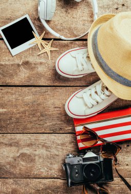 Ahşap arka plan üzerinde yolculuk şeyler kümesi