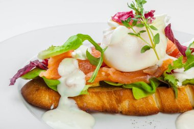 Beyaz arka plan üzerinde izole somon sandviç