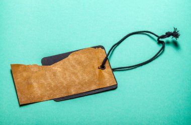 etiket ve mavi arka plan üzerinde yazıt