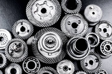 Siyah arkaplanda metal dişliler