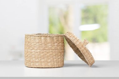 Beyaz masa ahşap bir tabut