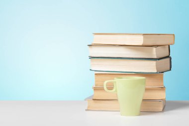 yığın kitap Kupası ile yakından görmek