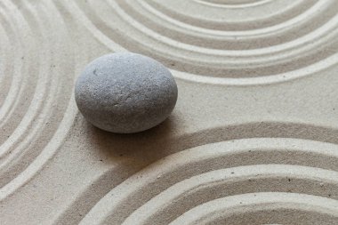 Bahçe Zen stone kum üzerinde