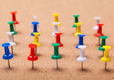 Renkli çivi üzerine kahverengi mantar pano