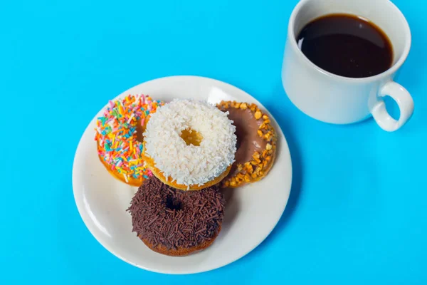 Чашка Кофе Пончик Изолированы Синем Фоне — стоковое фото